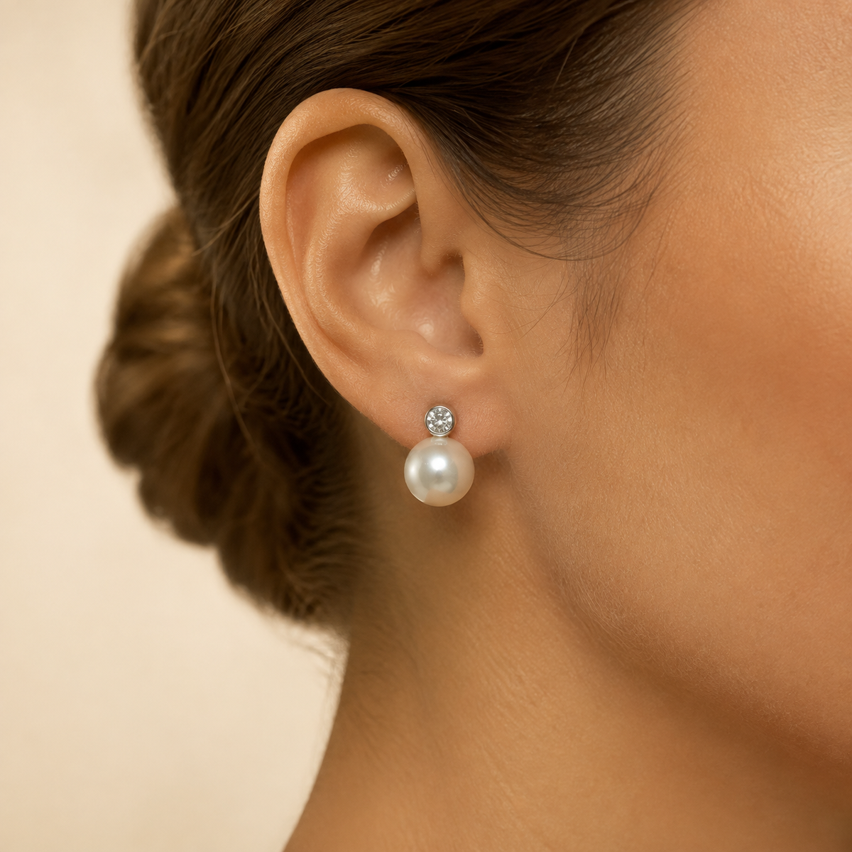 Pearl Crystal Stud Earrings model image